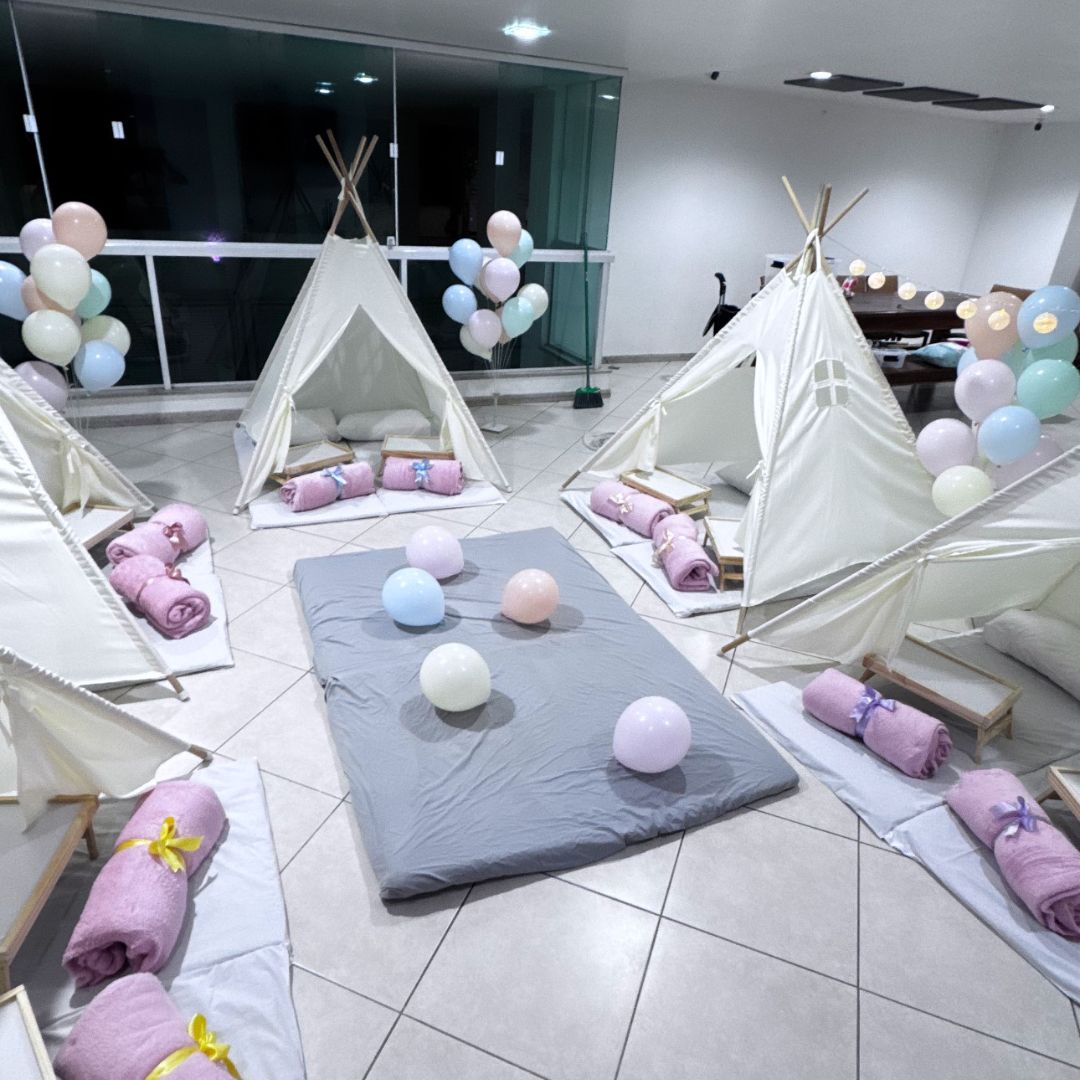 Detalhe de cabana rosa decorada com balões
