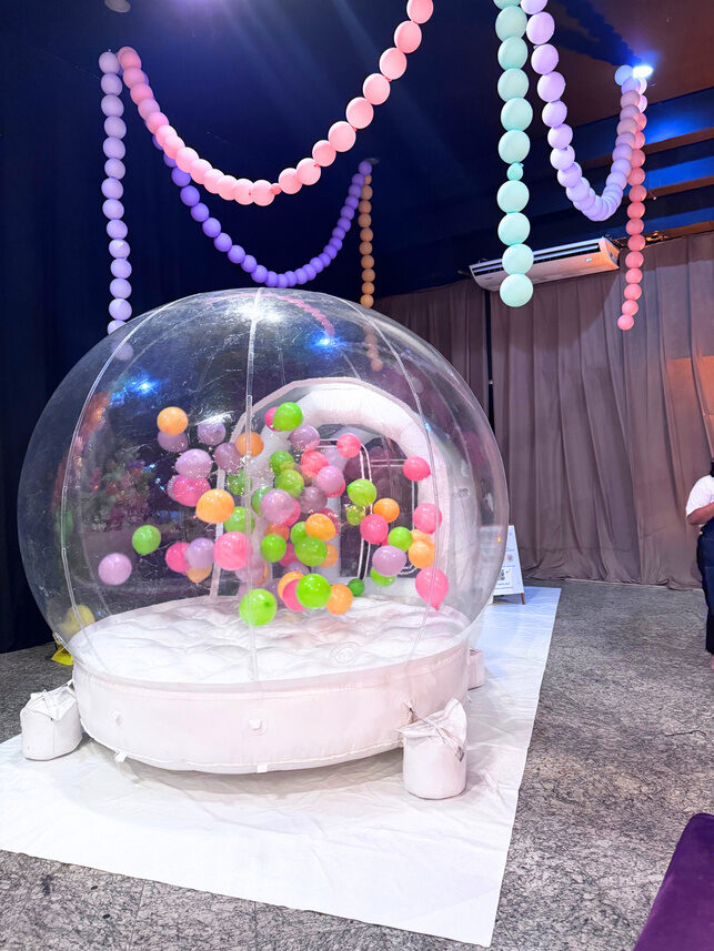 Bubble house com balões coloridos internos