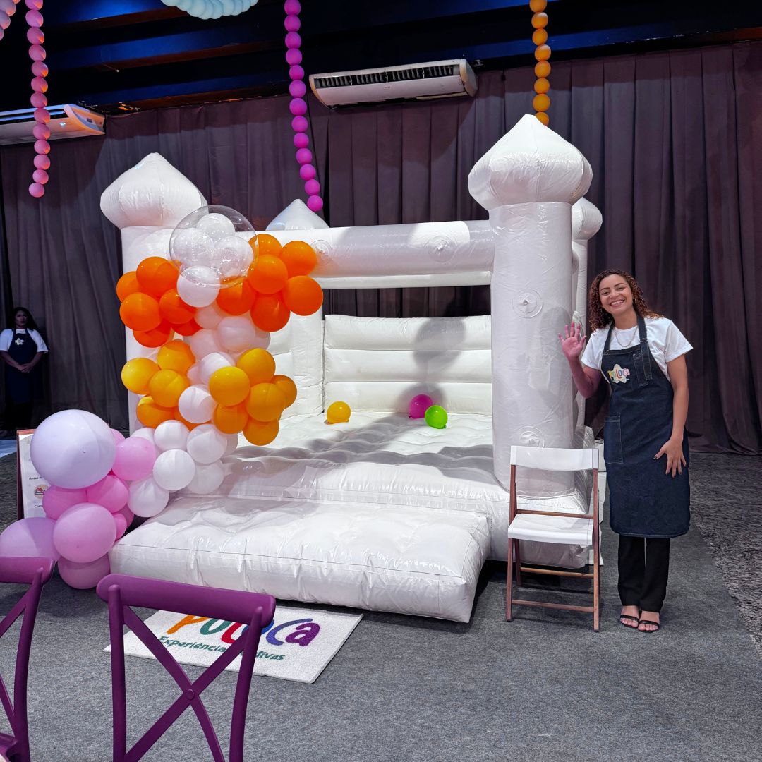Equipe Poloca montando castelinho em evento