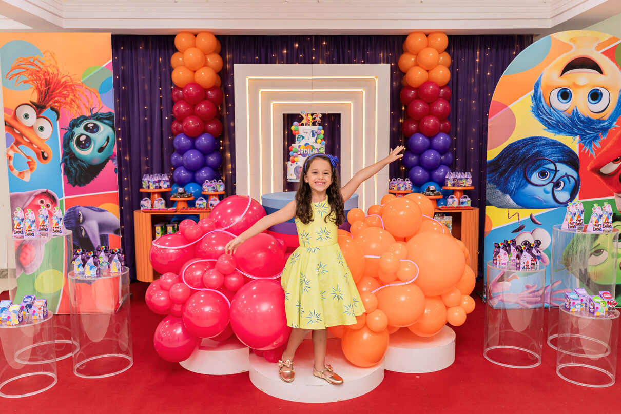 Criança em festa infantil colorida