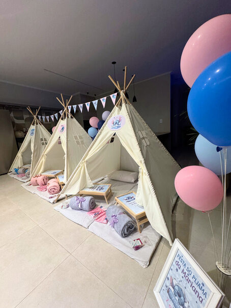 Cabanas de festa do pijama montadas com decoração temática